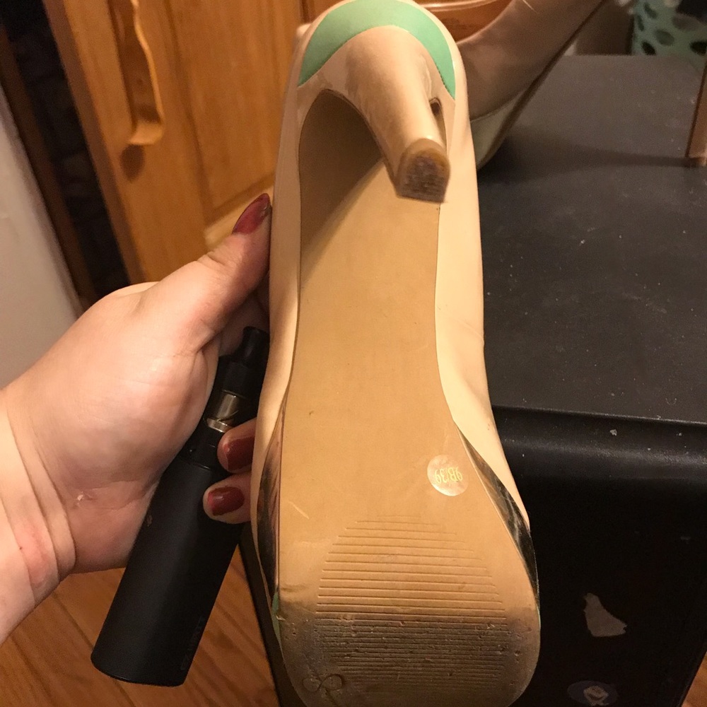 Jessica Simpson stilettos